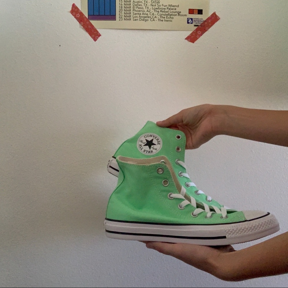 NEVER BEEN WORN mint converse